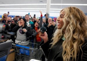 Beyonce at Walmart3