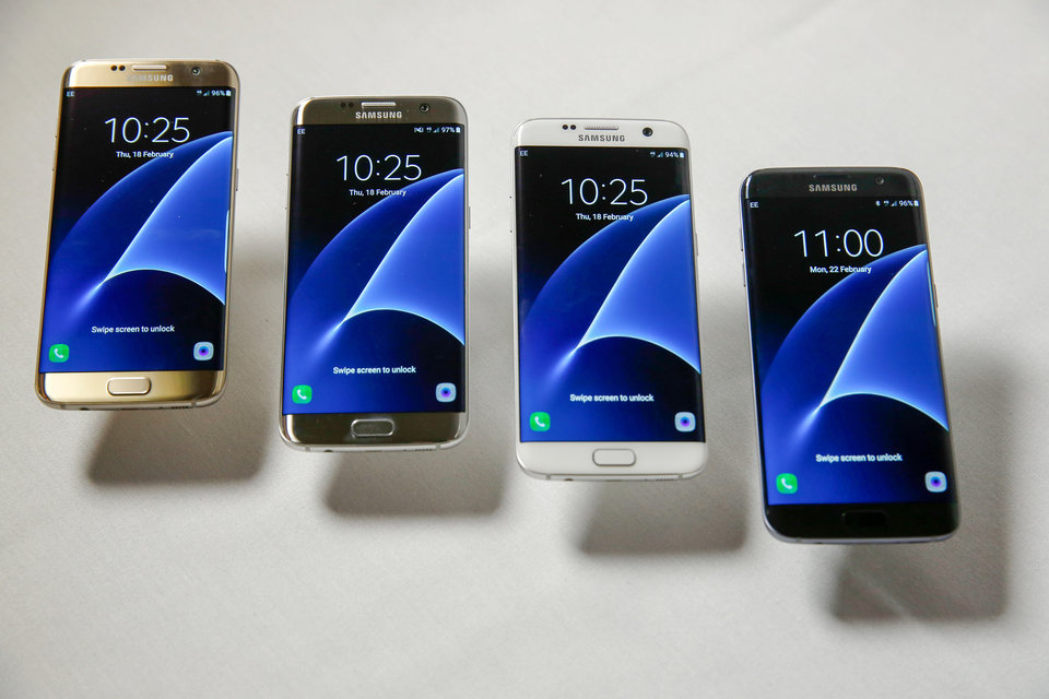 The new range of Samsung Electronics Co. Galaxy S7 edge with 3D thermo forming in four finishes, left to right, Gold Platinum, Silver Titanium, White Pearl and Black Onyx all showing the display screen. Photo Credit: Getty Images
