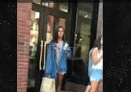 Woman Harasses Malia Obama At Harvard Trying To Force Her Into Taking A Photo, Malia Tells Her, "I Am Not An Animal"