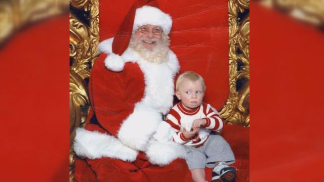 Not Everyone Is Fond Of Santa, Toddler Signals "HELP" In Sign Language After Sitting On Santas Lap