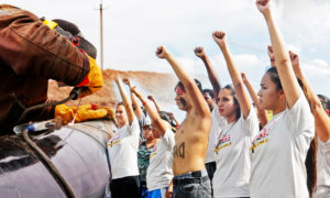 North Dakota Governor Orders Police To Cut Water Supply To Native Indians As Pipeline Protesters Crowd Grows In Numbers