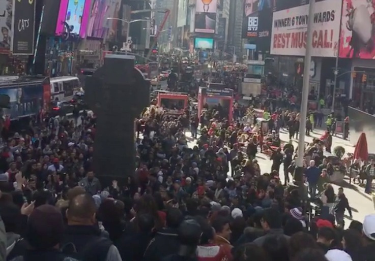 Thousands Gather In New York's Time Square to Worship God & The Media Is Silent